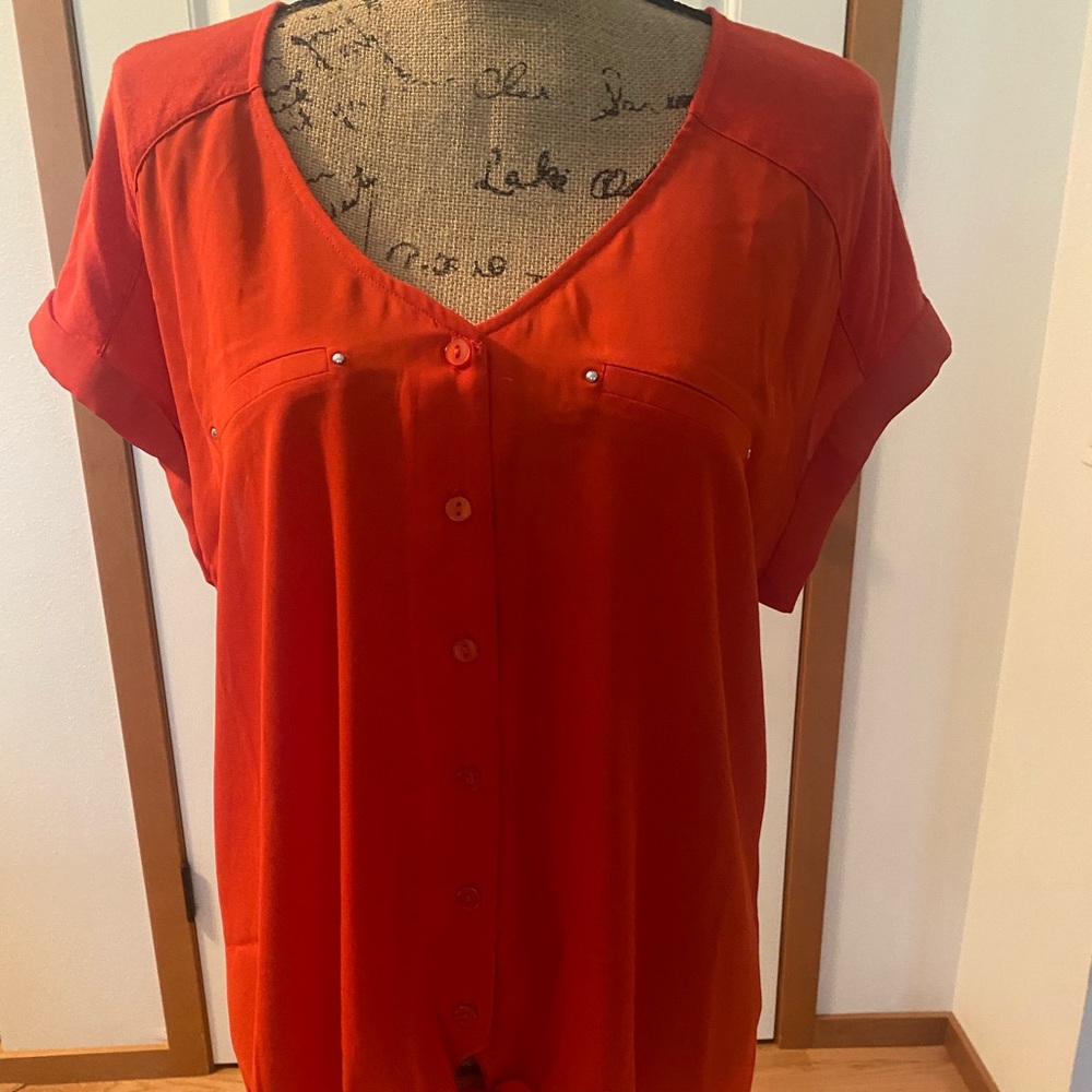 NWOT Fortune & Ivy Women’s Button Front Top. Red color. Size XL.